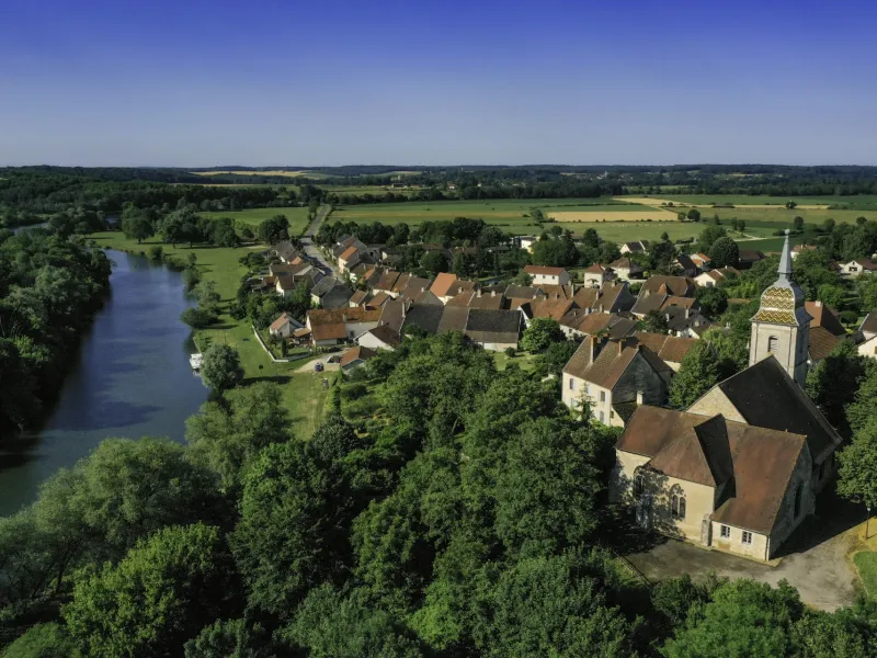 La Saône et la petite cité de caractère de Ray-sur-Saône