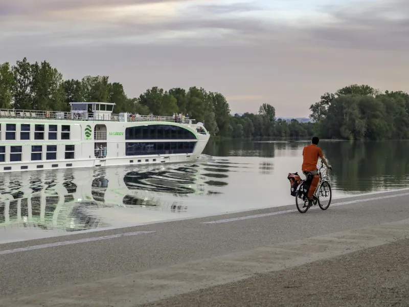 Paquebot fluvial au bord de la Véloroute de La Voie Bleue aux abords de Trévoux