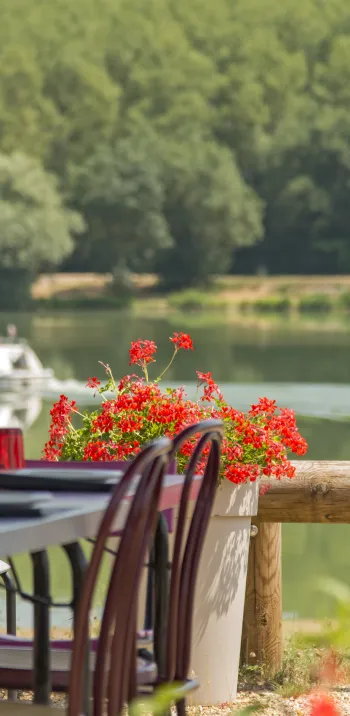 terrasse_au_bord_de_leau_credits_alain_doire_bourgogne-franche-comte_tourisme.jpg