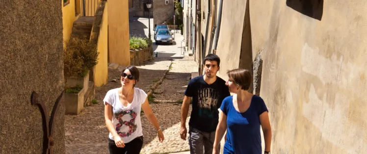 Balade à Trévoux dans la rue casse-cou