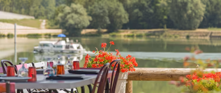 terrasse_au_bord_de_leau_credits_alain_doire_bourgogne-franche-comte_tourisme.jpg