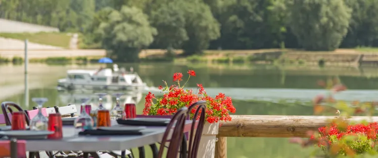 terrasse_au_bord_de_leau_credits_alain_doire_bourgogne-franche-comte_tourisme.jpg