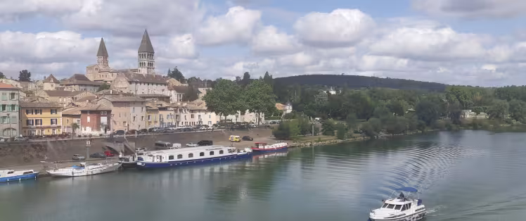 Abbaye de Tournus sur les bords de Saône