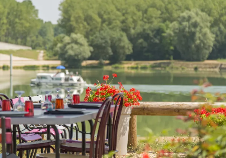 Terrasse au bord de l'eau © Alain Doire, BFC Tourisme