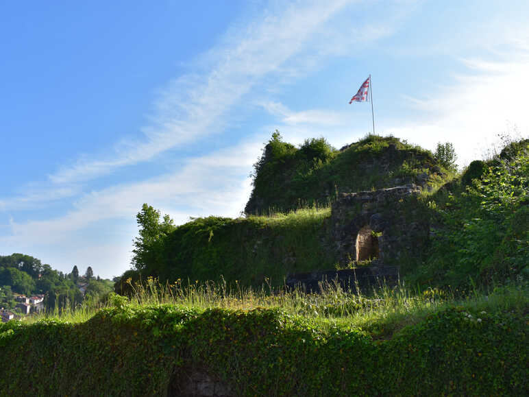 Fontenoy-le-Château, rues pavées et richesses historiques