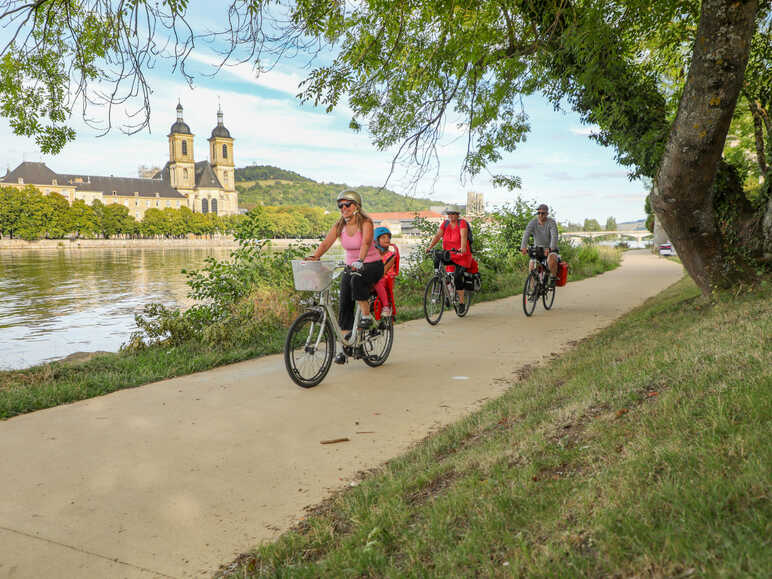 Famille à vélo sur le halage de la Moselle à Pont-à-Mousson